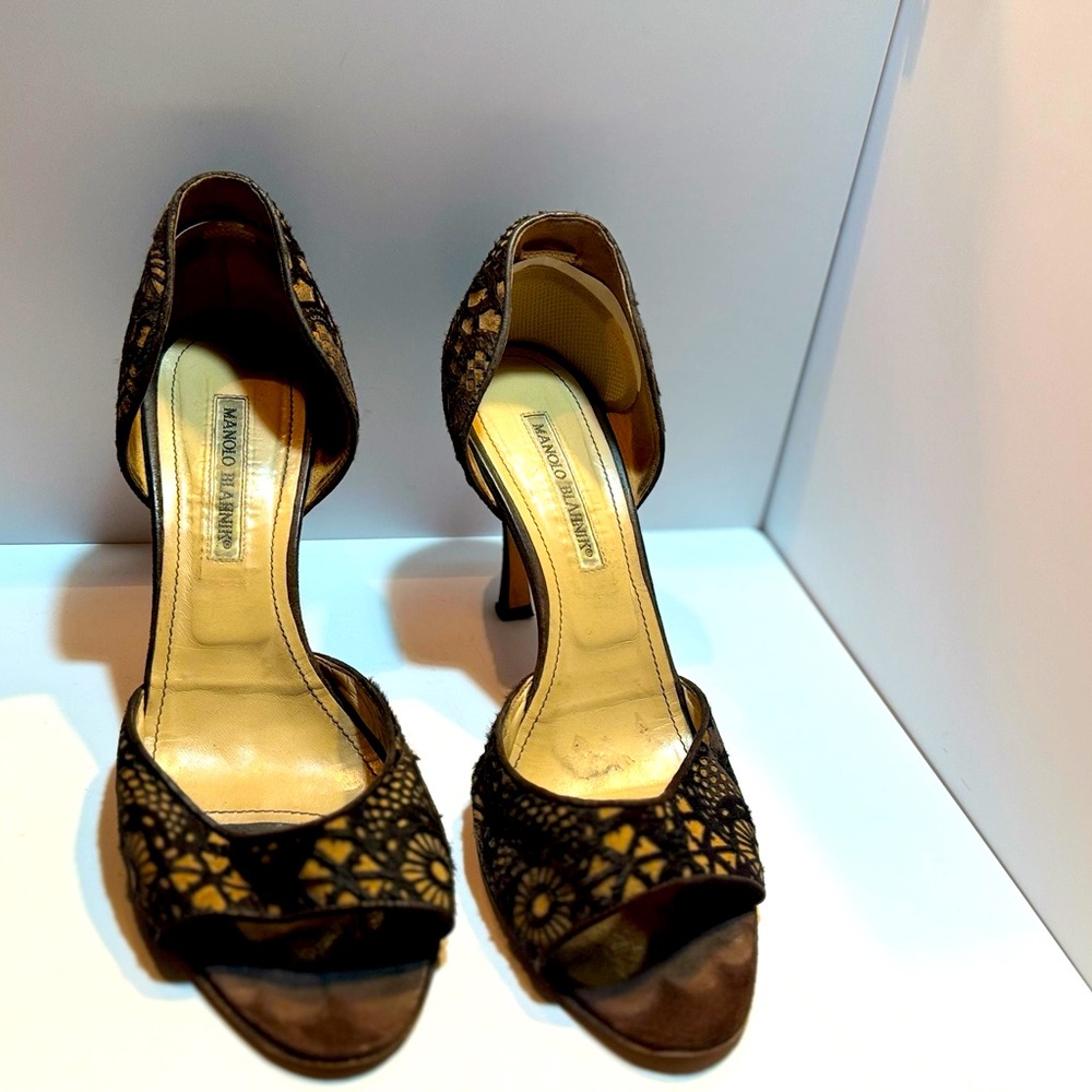 Manolo Blahnik chocolate pump!